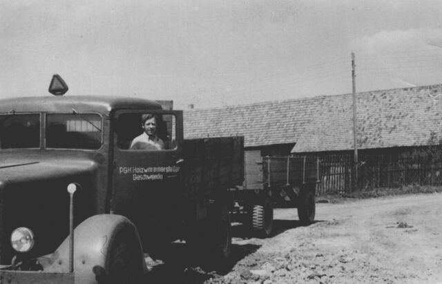Historisches Bild - ein Mann steht neben einem LKW