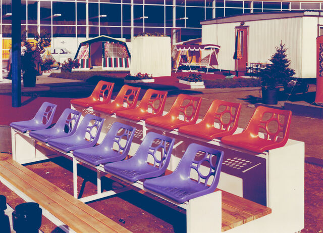 Sitzgruppe mit blauen und roten Sitzschalen aus Kunststoff