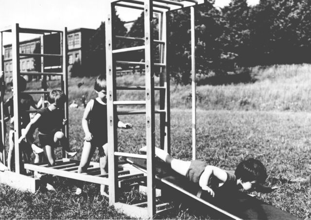 Historisches Bild -Kinder spielen auf einem Klettergerüst